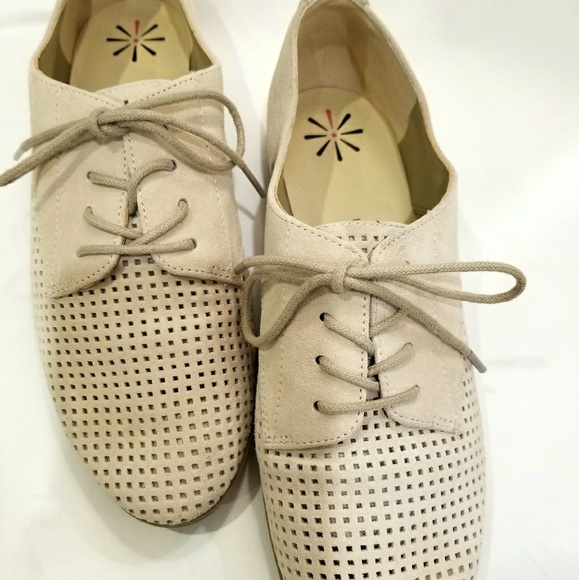 Isaac Mizrahi Shoes - Isaac Mizrahi beige suede oxfords